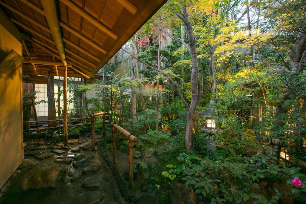 京都祗园吉酒店的森林中房屋的外部景观