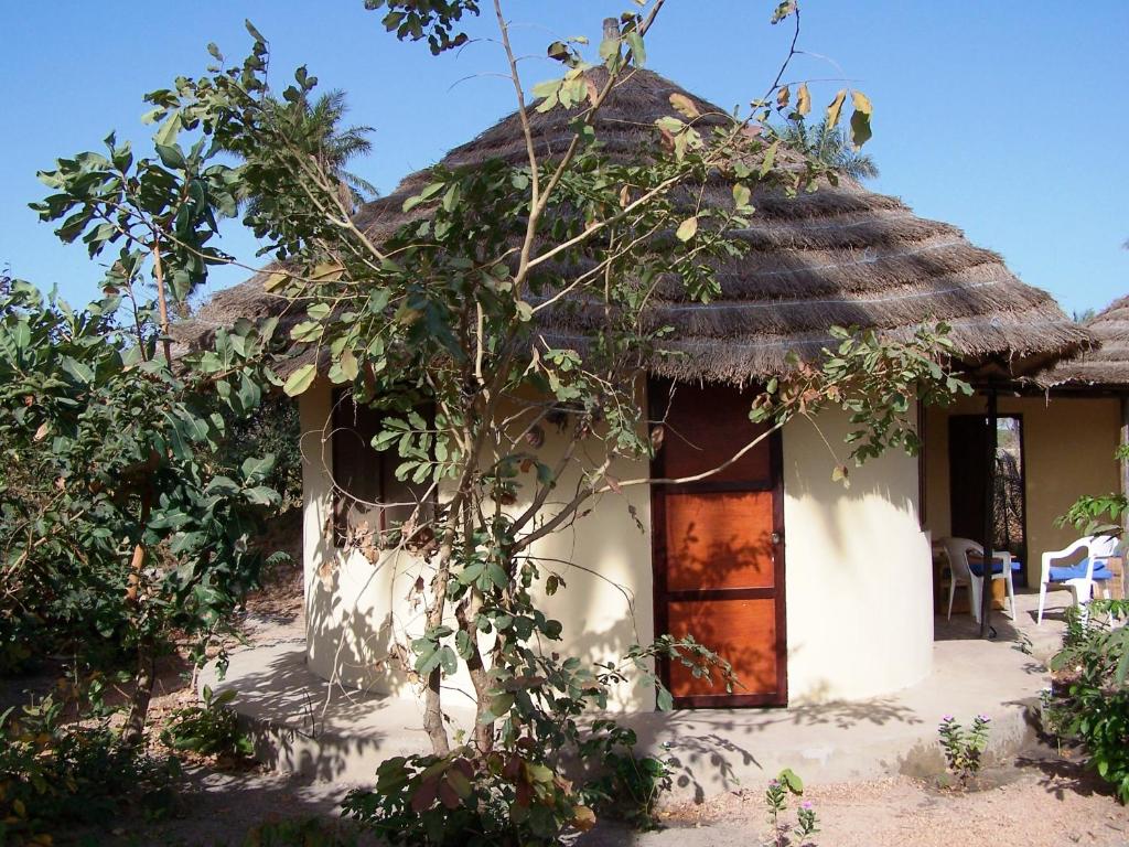 TujeringBendula的白色的小房子,带有茅草屋顶