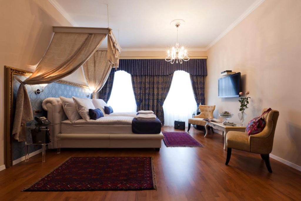 克拉尼阿克图姆酒店的客厅配有沙发和椅子