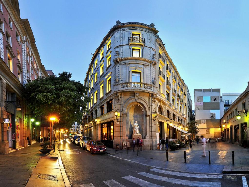 巴塞罗那1898酒店的城市街道上的一个大型建筑