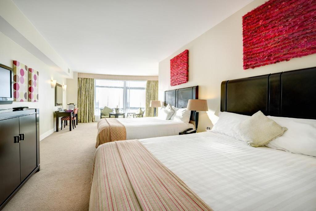 科克科克国际大酒店 的大型酒店客房,设有两张床和厨房