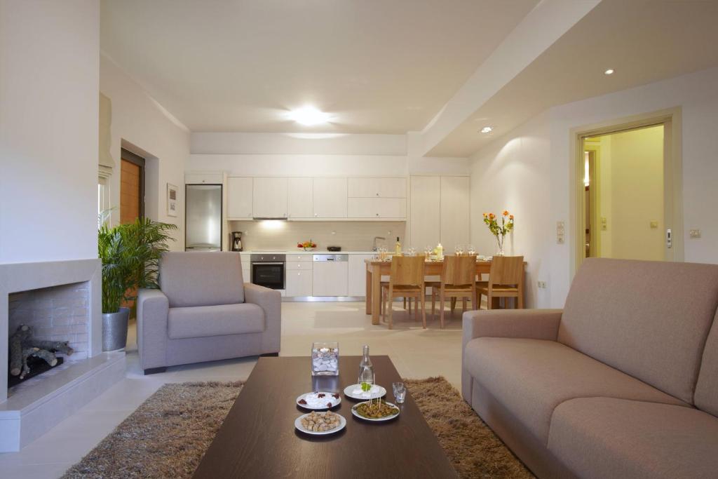 Gonia宜家豪华公寓的客厅配有沙发和桌子