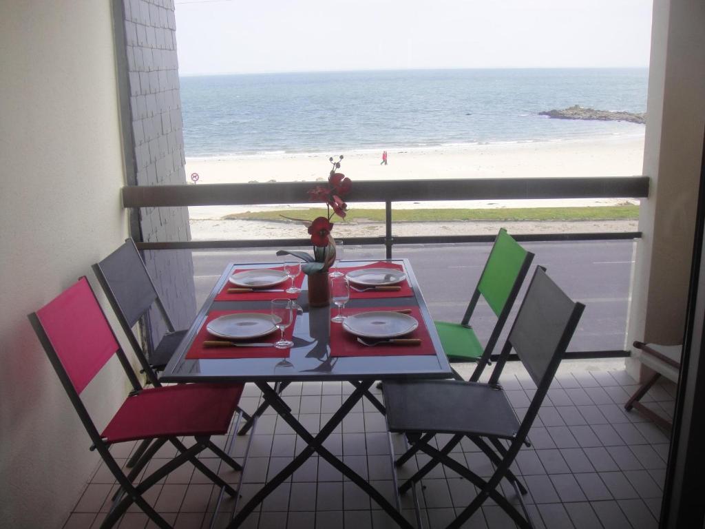 基伯龙Residence Front De Mer的一张桌子和椅子,享有海滩美景