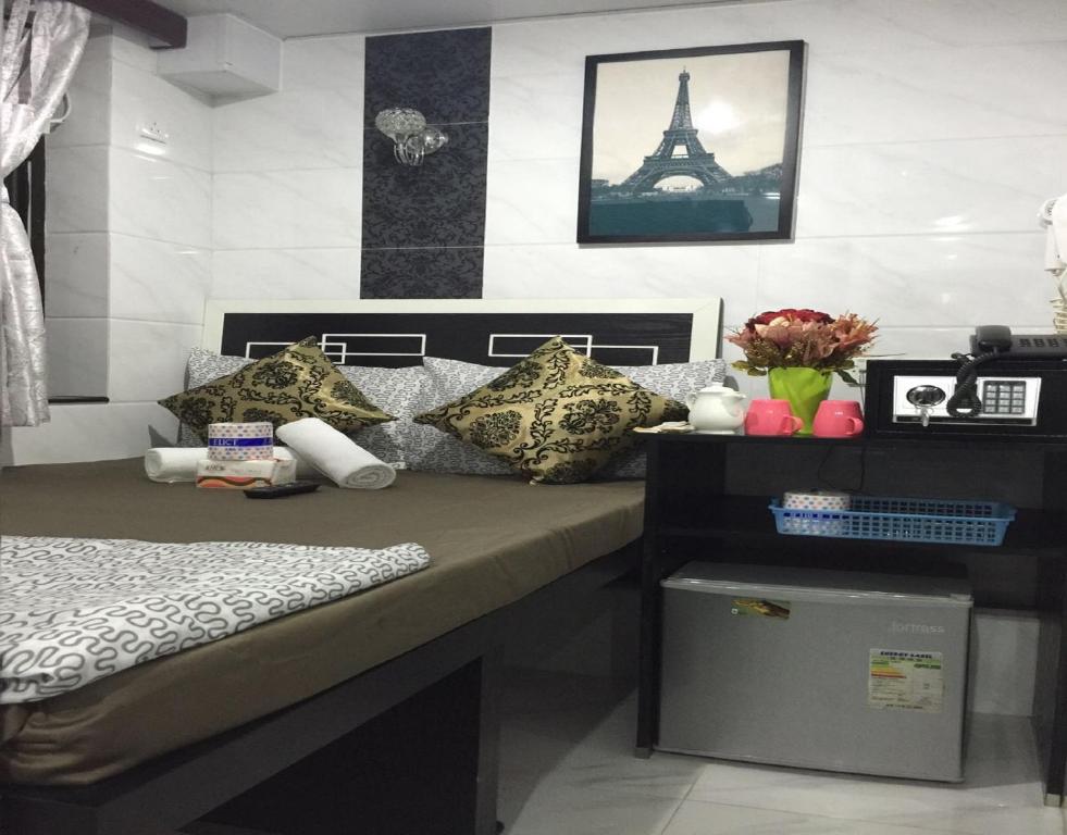 香港Skylark Hostel的一间卧室配有一张床和艾菲尔铁塔