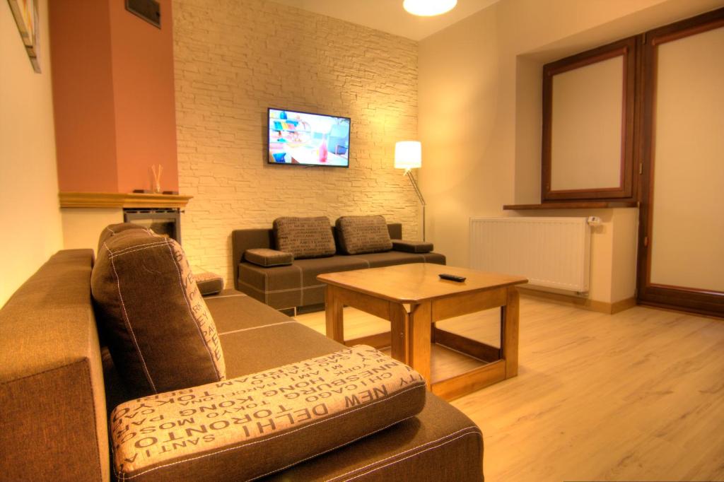 克拉科夫Apartament Bielany Kraków的客厅配有沙发和桌子