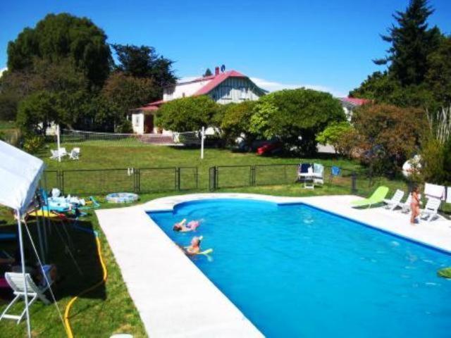 弗鲁蒂亚尔Laguneclub - Su casa de campo的两人在院子里的游泳池游泳