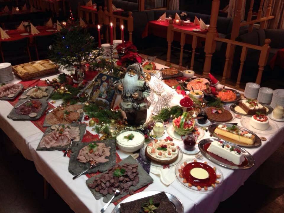 Volda沃尔达旅游酒店的餐桌上满是食物的桌子