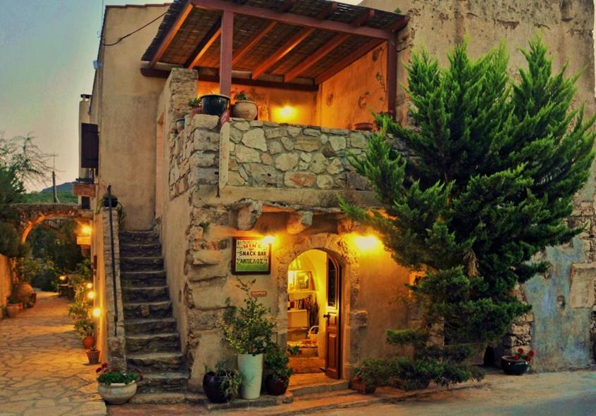 MilopótamosPorfyrousa Traditional Hotel的一座小建筑,设有石墙入口
