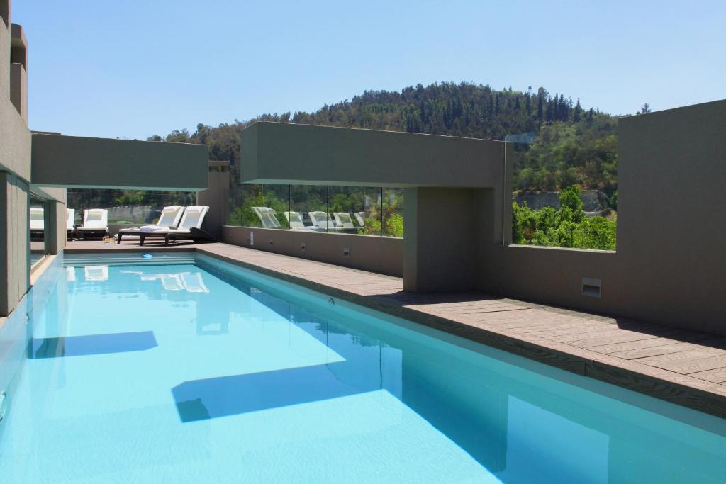 圣地亚哥西班牙优质酒店的享有房屋景致的游泳池