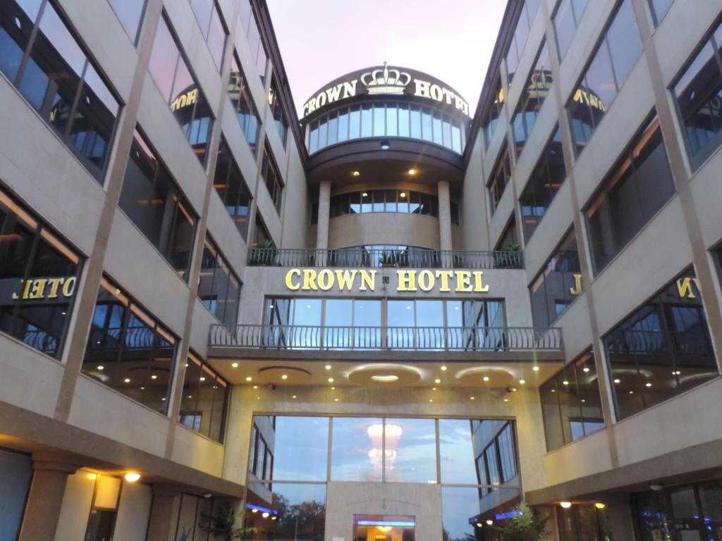 朱巴朱巴皇冠酒店 的一座有标志的建筑,上面写着乌鸦酒店