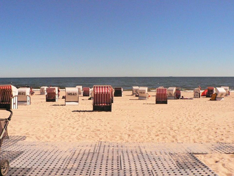 于克里茨Ferienwohnung Wede的海滩上的一组桌椅