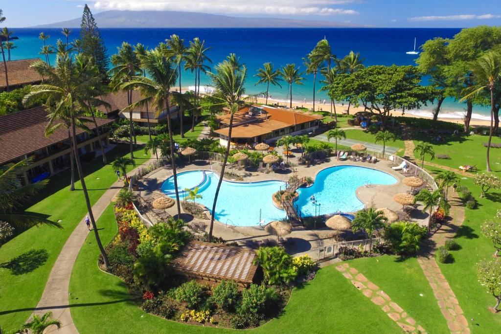 拉海纳雅诗顿毛伊卡阿纳帕利别墅酒店的享有带游泳池的度假村的空中景致