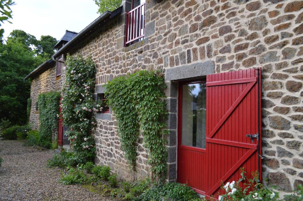 Les Iffs鲁杜门讷住宿加早餐旅馆的砖楼边的红门