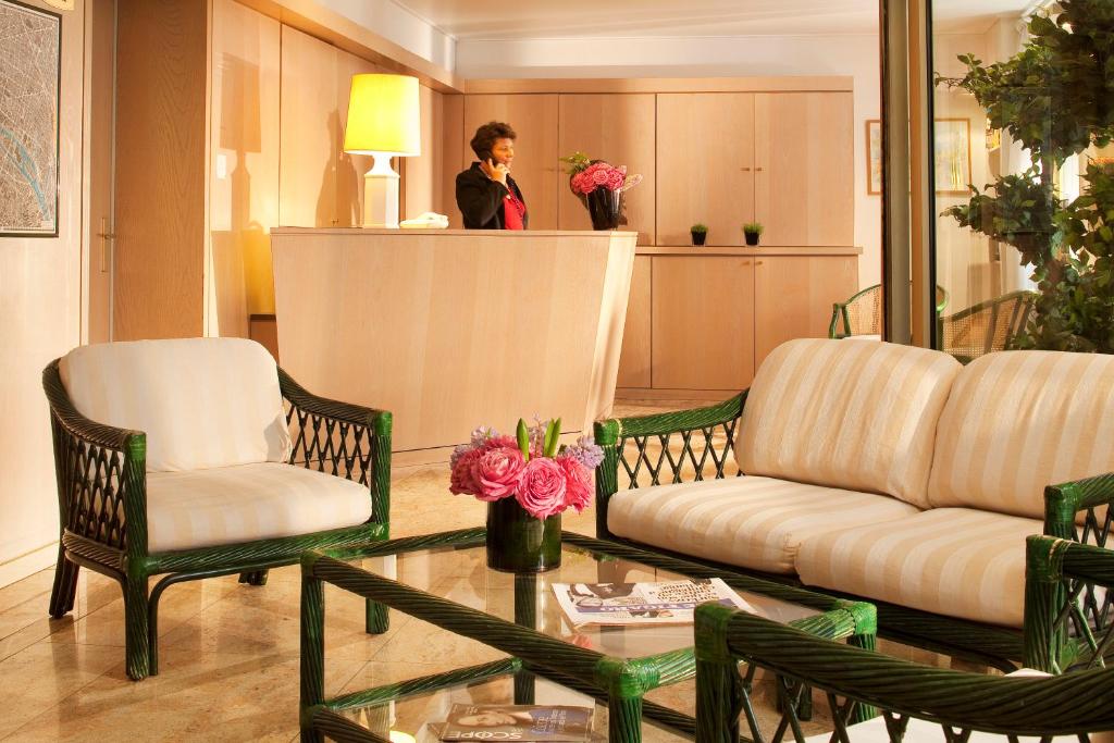 巴黎金太平洋酒店的坐在客厅里,躺着沙发椅的女人