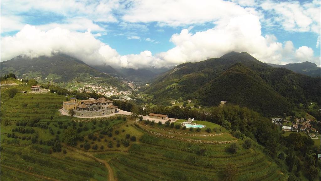 Villongo SantʼAlessandroColletto AgriBioRelais的山景别墅的空中景致