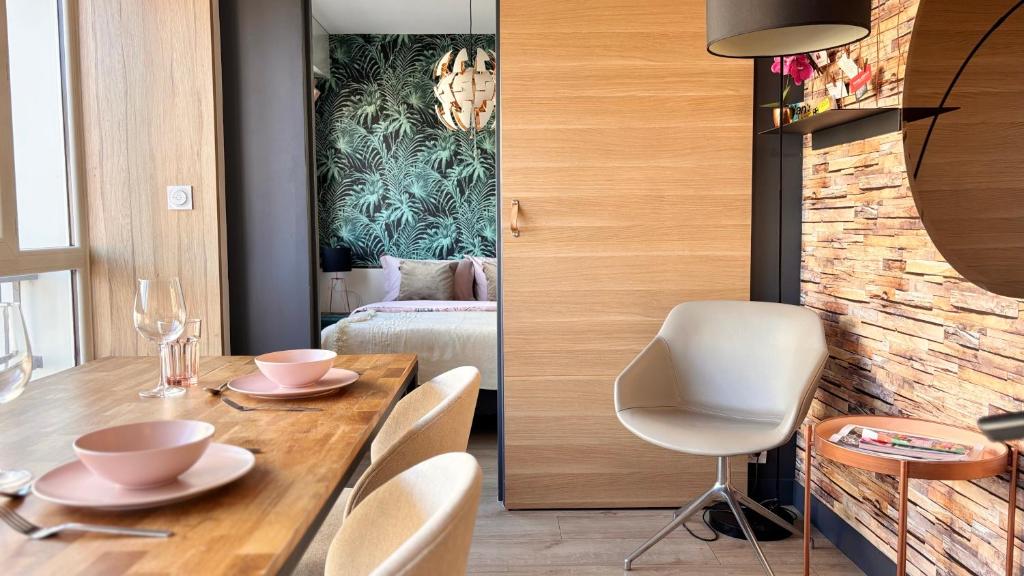 里昂Lost inn Lyon Part dieu -Entre centre ville et gare part dieu -Netflix的一间带桌椅的餐厅和一间卧室