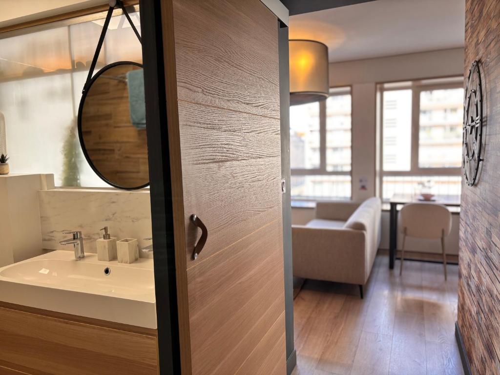 Lost inn Lyon Part dieu -Entre centre ville et gare part dieu -Netflix的一间浴室