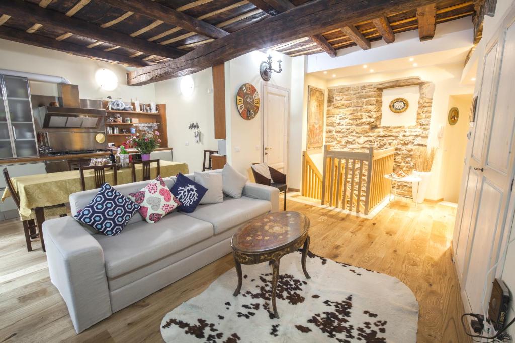 贝加莫Porta Dipinta House Bergamo Alta的客厅配有沙发和桌子