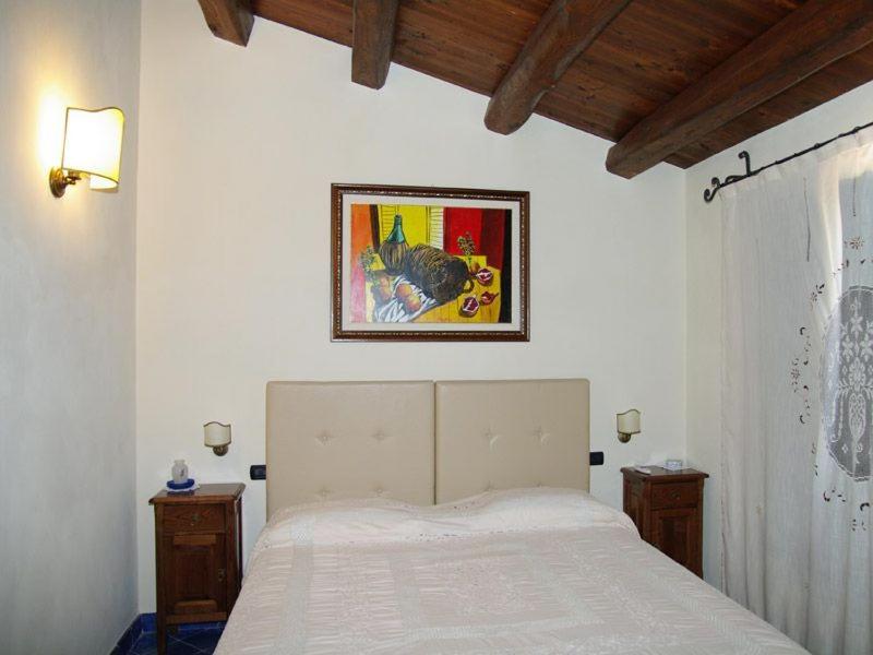切法卢切法卢乡村旅行酒店的卧室配有一张白色床,墙上挂着一幅画