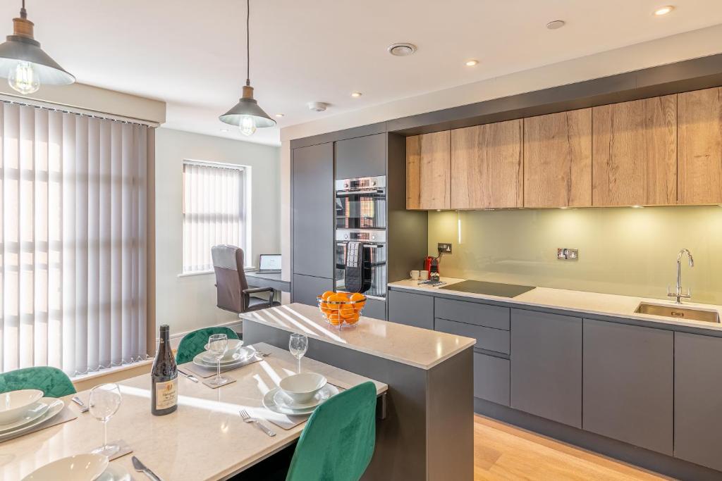 Bond House by Celador Apartments的厨房或小厨房