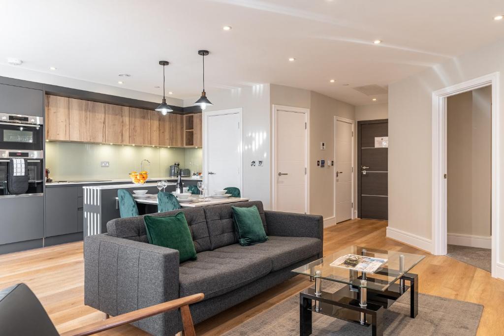 Bond House by Celador Apartments的厨房或小厨房