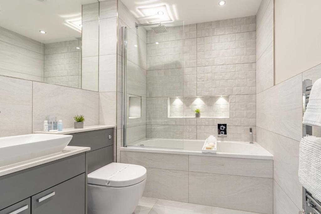 Bond House by Celador Apartments的一间浴室