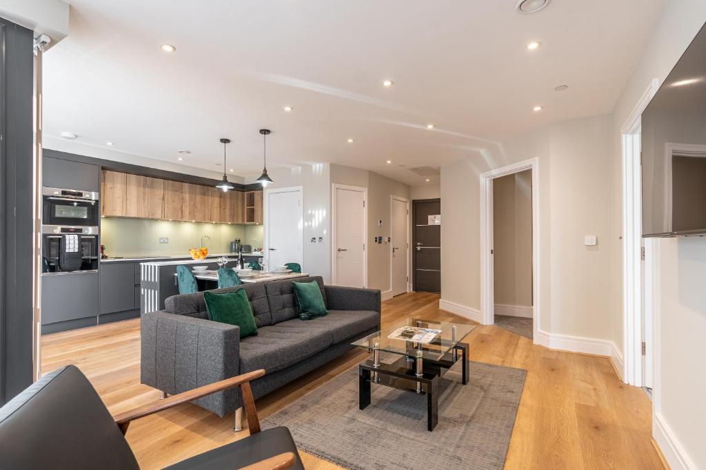 Bond House by Celador Apartments的厨房或小厨房