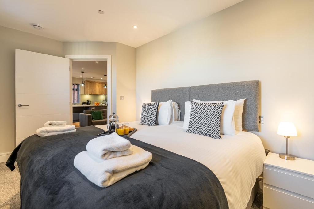 Bond House by Celador Apartments客房内的一张或多张床位