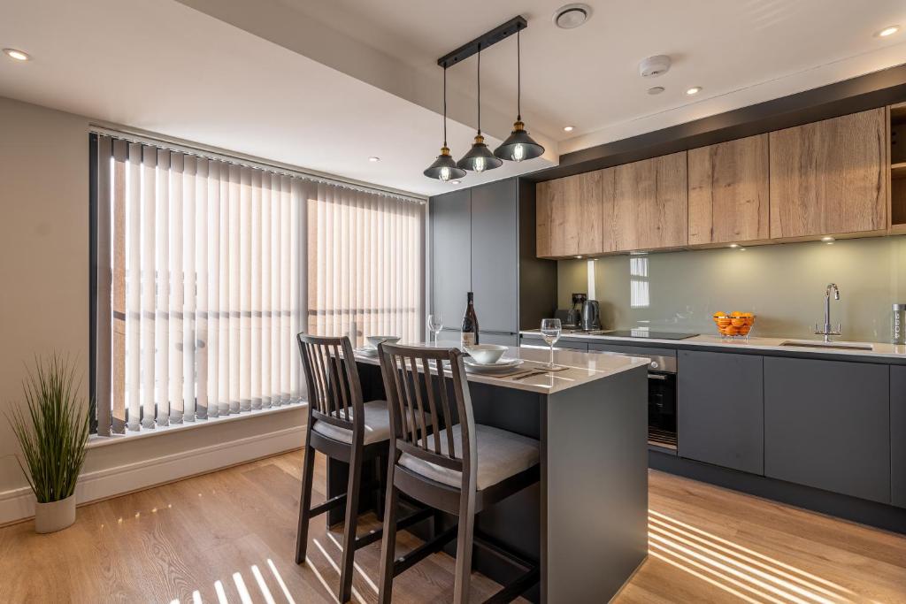 Bond House by Celador Apartments的厨房或小厨房