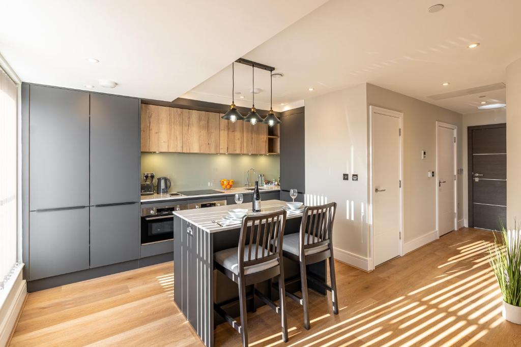 Bond House by Celador Apartments的厨房或小厨房
