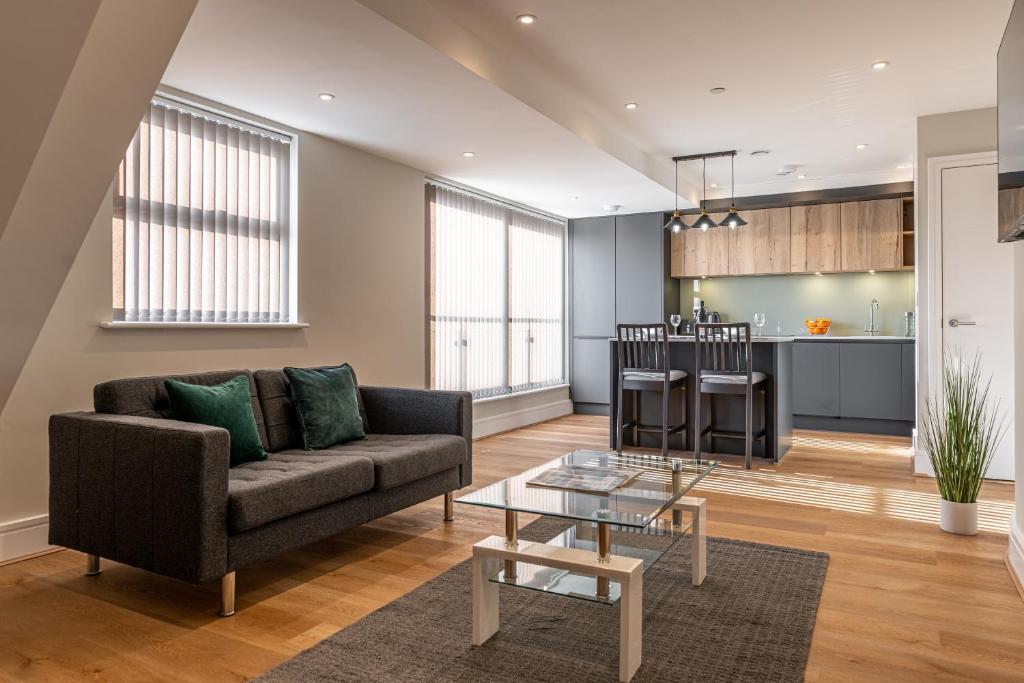 雷丁Bond House by Celador Apartments的带沙发和桌子的客厅