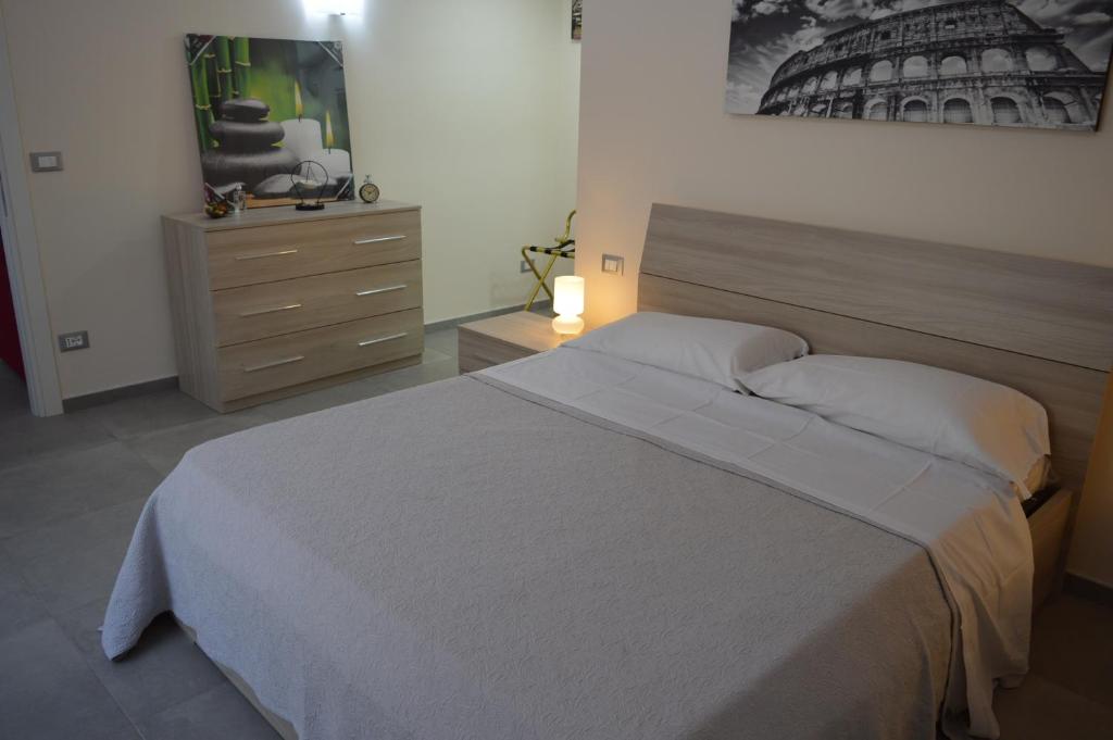 罗马毕&必公寓的一间卧室配有一张大床和一个梳妆台