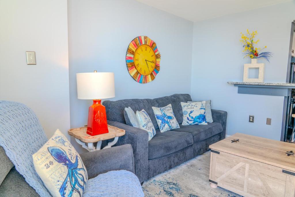 Ocean View Double Suite! Sleeps 4 Meridian Plaza 705的休息区