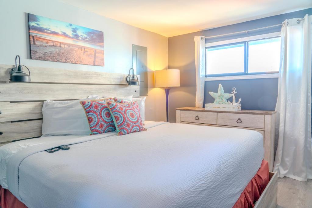 Ocean View Double Suite! Sleeps 4 Meridian Plaza 705客房内的一张或多张床位