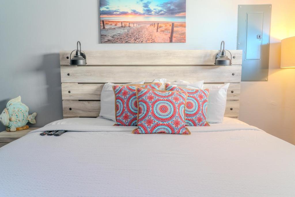 Ocean View Double Suite! Sleeps 4 Meridian Plaza 705客房内的一张或多张床位