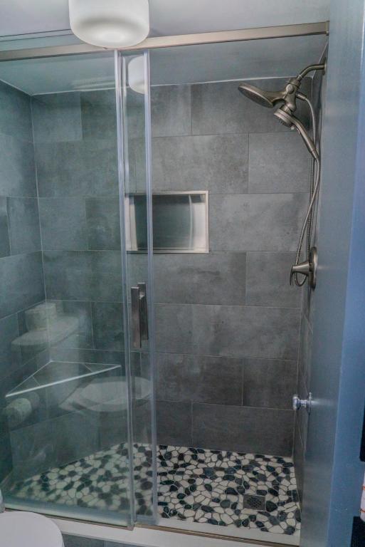 Ocean View Double Suite! Sleeps 4 Meridian Plaza 705的一间浴室