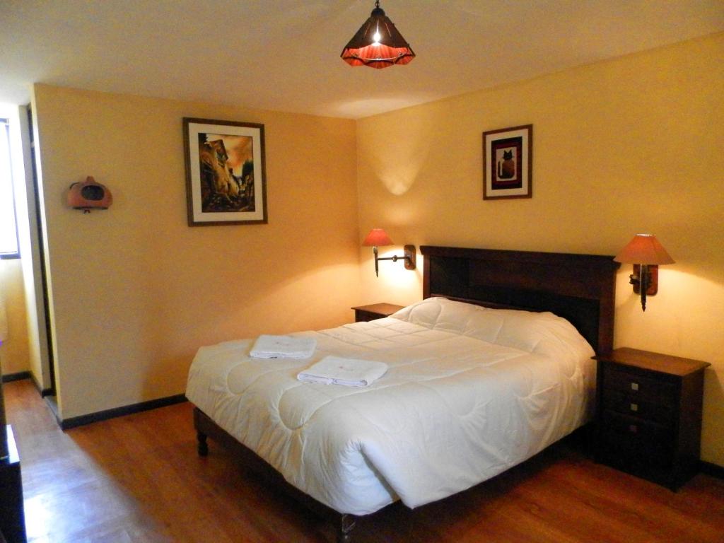 卡瓦纳科德La Posada del Conde Lodge的一间卧室配有一张床,上面有两条毛巾