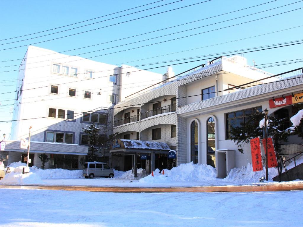 白马村白马格雷斯酒店的大楼前有雪覆盖的街道