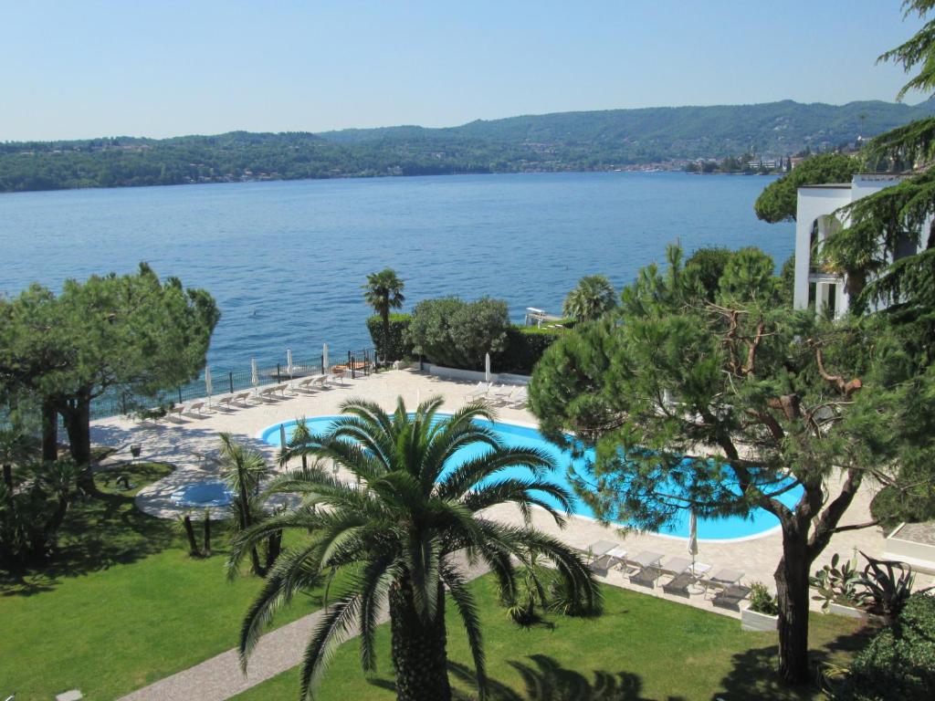 萨罗Hotel Spiaggia d'Oro - Charme & Boutique - Garda Lake Collection的享有湖景。