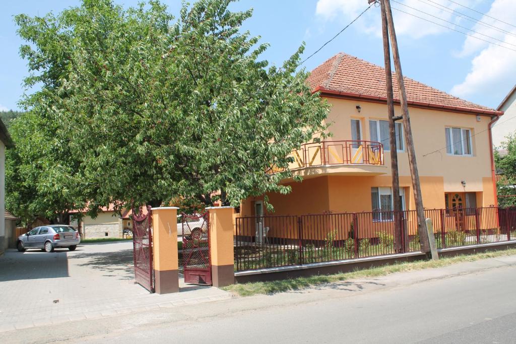 比克克塞克Diófa Vendégház的前面有一棵树的房子