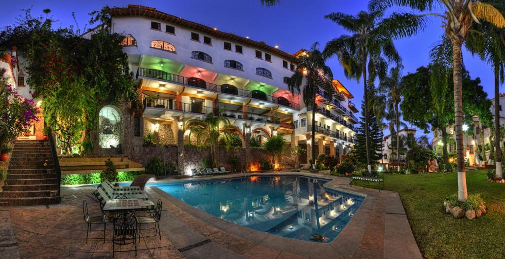 塔斯科·德·阿拉尔孔波萨达圣哈维尔酒店的大楼前设有游泳池的酒店
