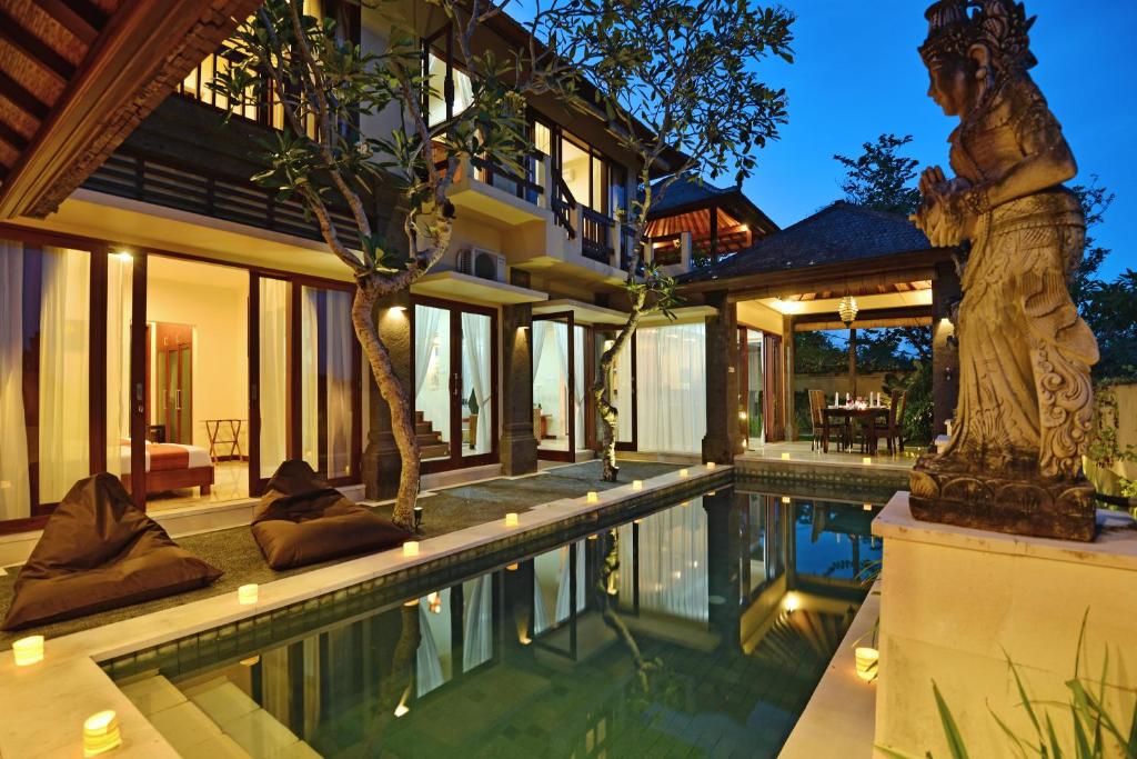 乌鲁瓦图巴厘岛纳基纱里德维纳别墅的享有带游泳池的别墅外景
