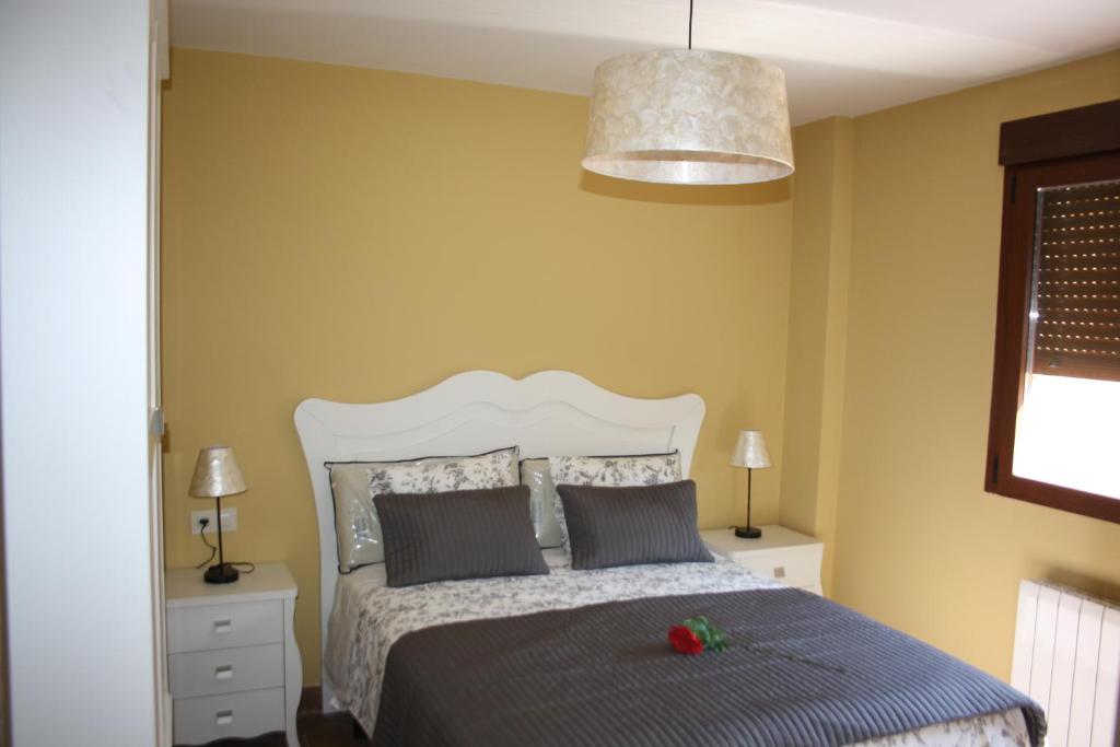 拉斯梅斯塔斯萨伯斯哈顿斯酒店的一间卧室配有一张带两个枕头的床