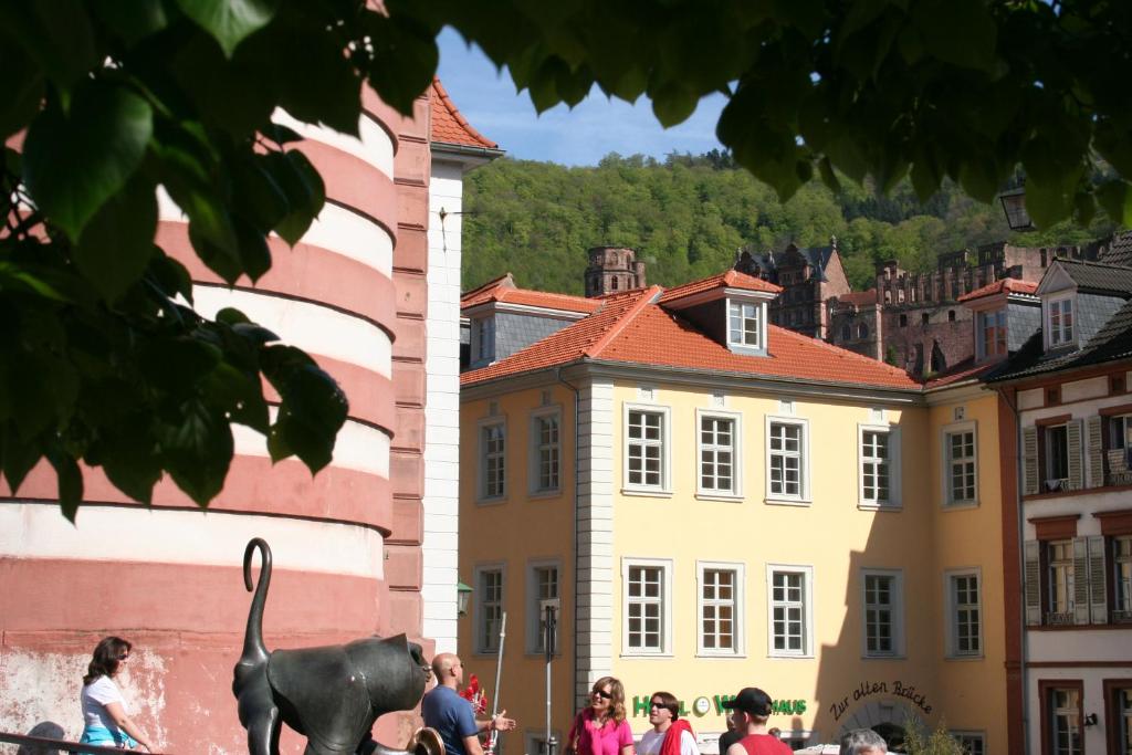 海德堡阿尔滕布吕克酒店的象像在建筑物前的雕像