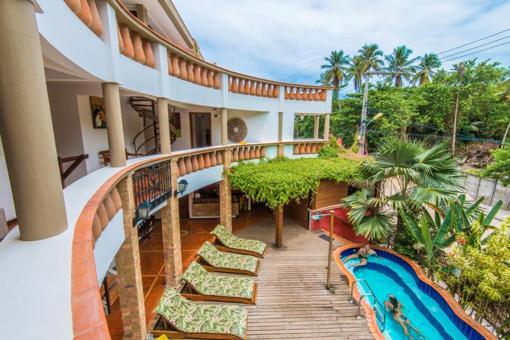 莫罗圣保罗巴西巴伊亚州酒店的一个带游泳池的别墅的阳台