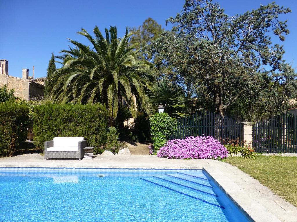 阿尔盖达Finca Raims的围栏旁的院子内的游泳池