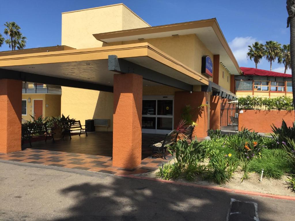 圣地亚哥圣地亚哥海洋世界豪生酒店的带露台门廊的房子