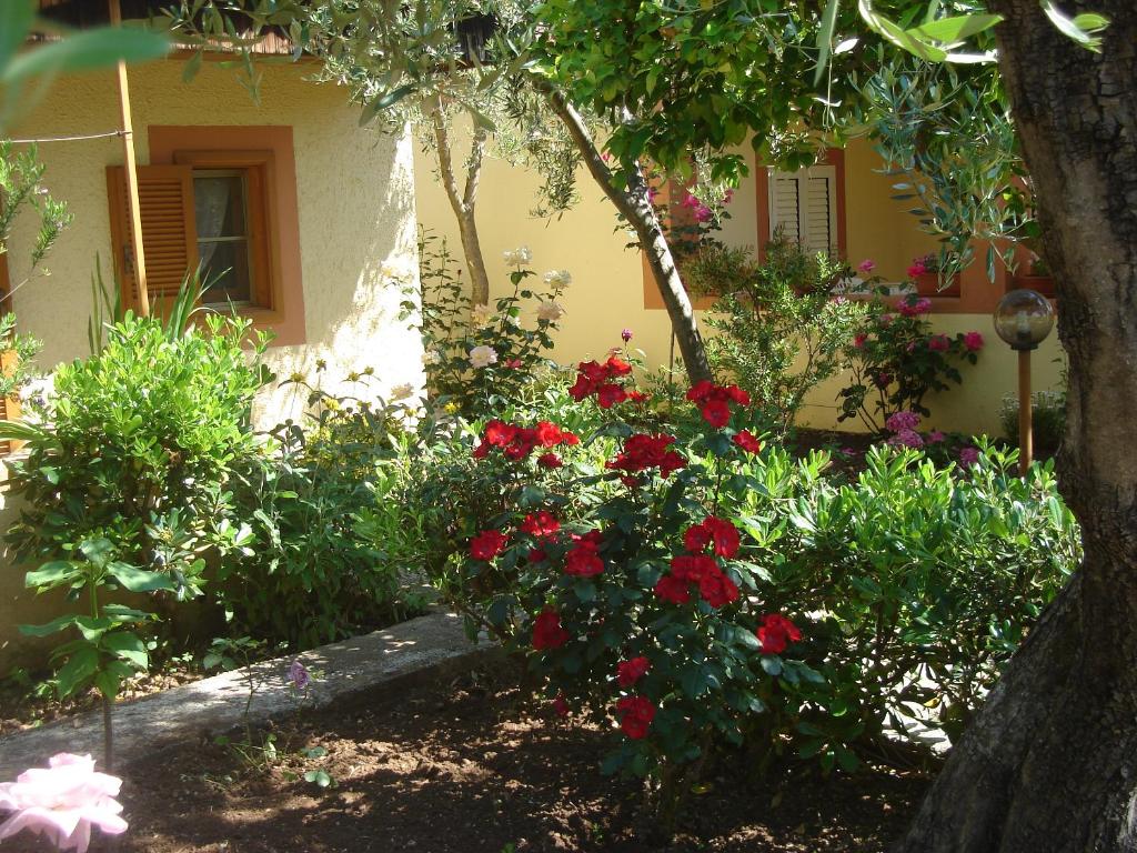 维耶斯泰Residence Giardino的鲜花盛开的房子前的花园