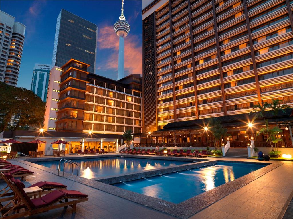 吉隆坡吉隆坡协和酒店的一座位于城市的大型游泳池,