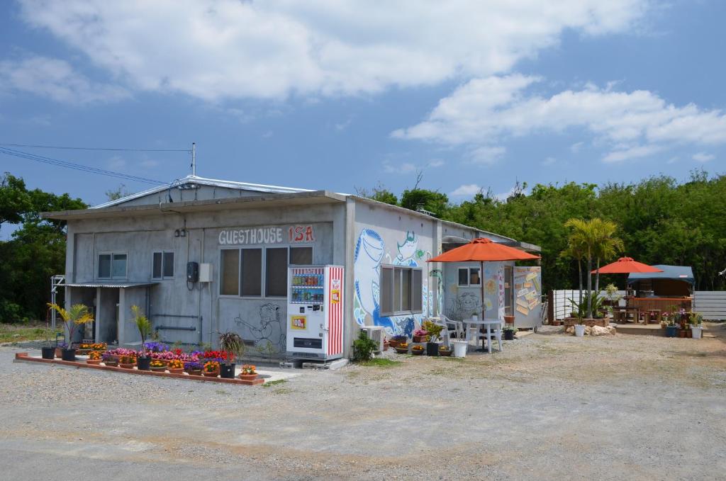 本部伊萨旅馆的前面有冰箱和鲜花的建筑